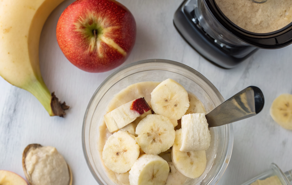 How to Prepare a Healthy Apple and Banana SmoothieIngredients